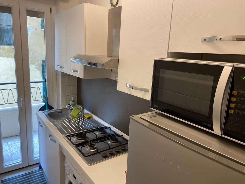 Kitchen or kitchenette, minibar, stove