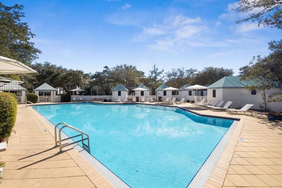 Neighbourhood, Swimming pool
