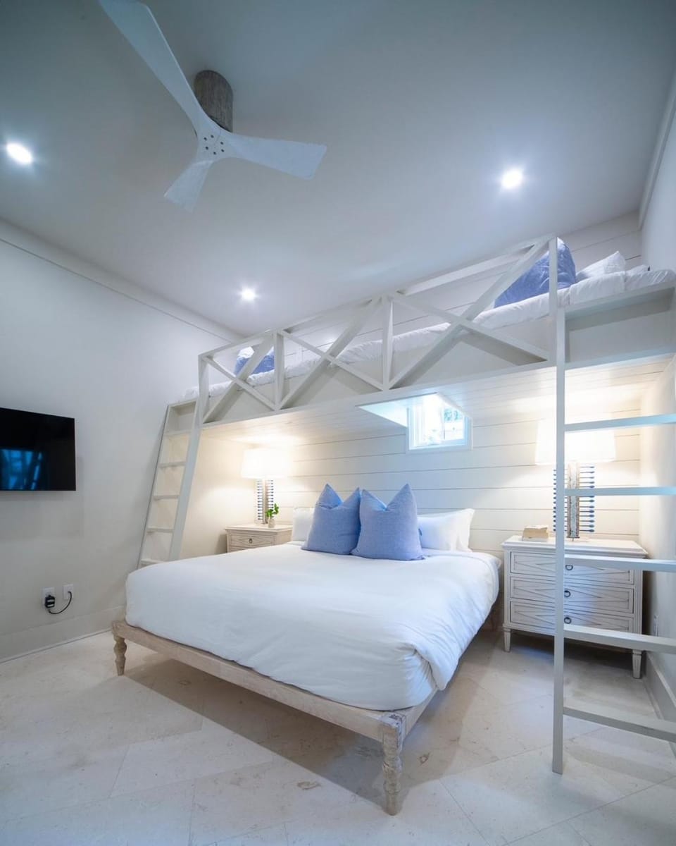 Bed, TV and multimedia, Bedroom, bunk bed
