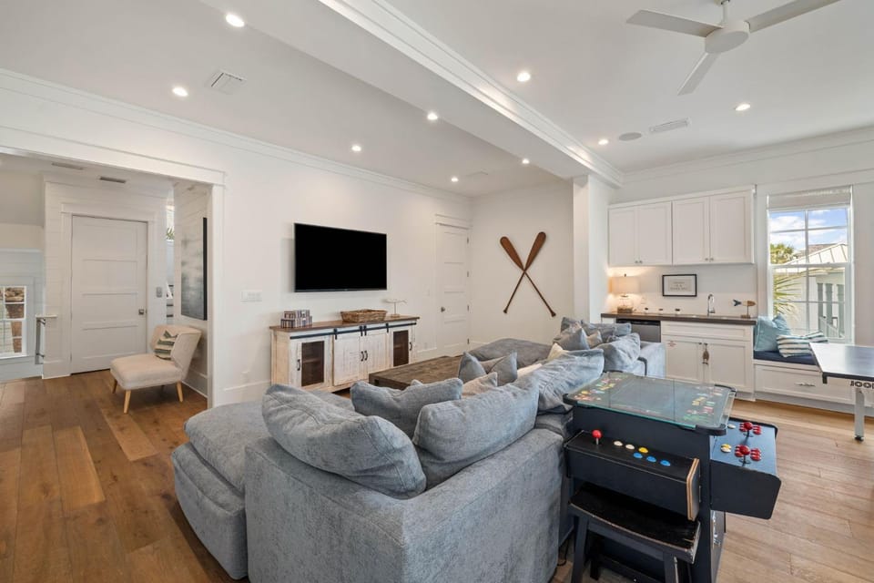 Activities, Game Room, TV and multimedia, Living room, Family