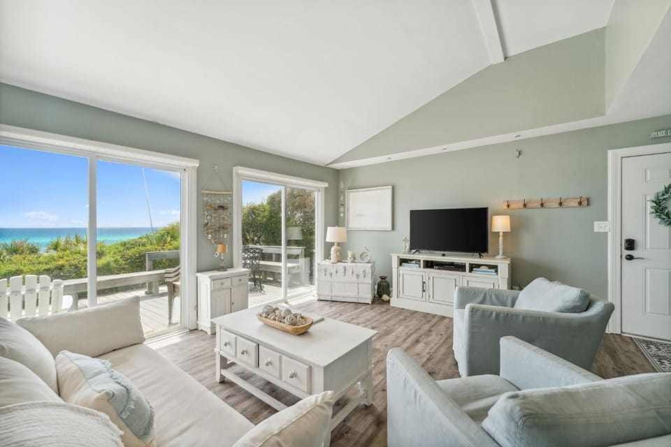 Patio, TV and multimedia, View (from property/room), Living room, Sea view, Family