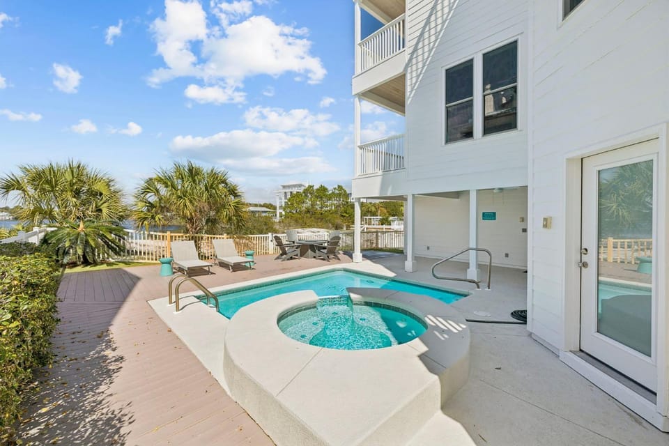 Property building, Patio, Hot Tub, Seating area, Lake view, Swimming pool