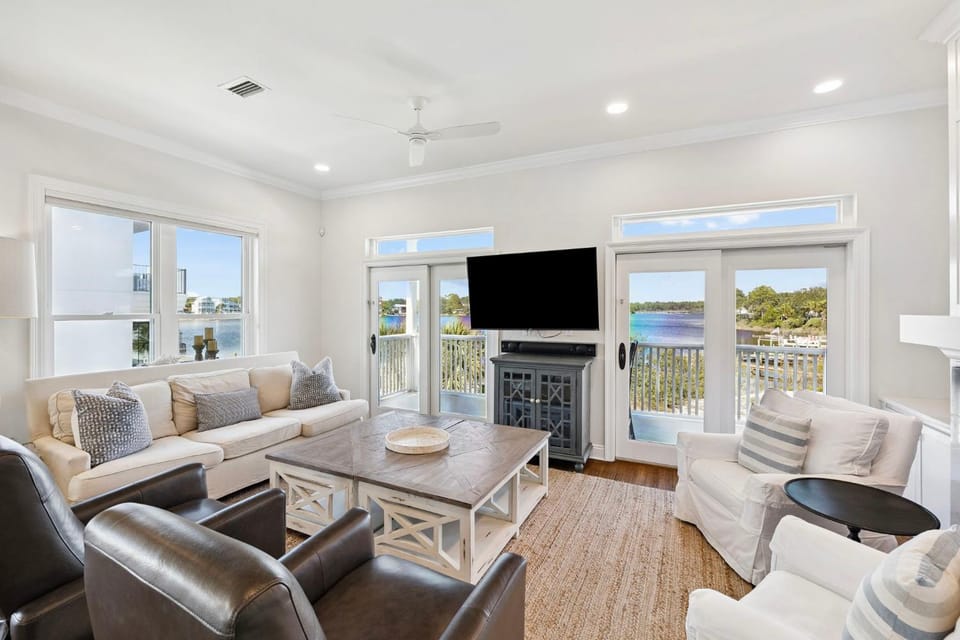 TV and multimedia, View (from property/room), Balcony/Terrace, Living room, Seating area, Lake view, furniture