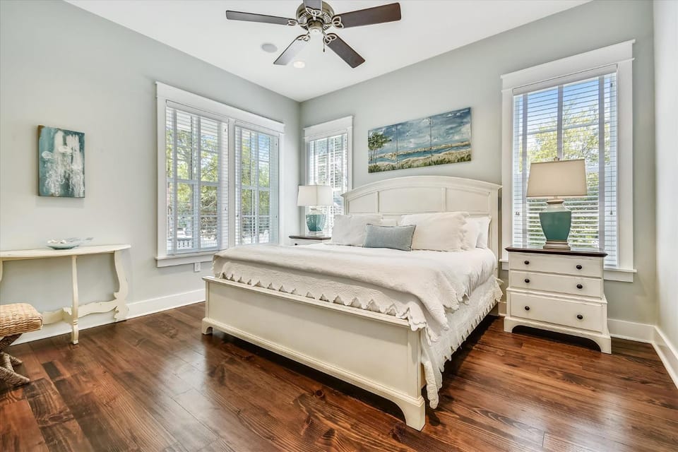 Bed, TV and multimedia, Bedroom