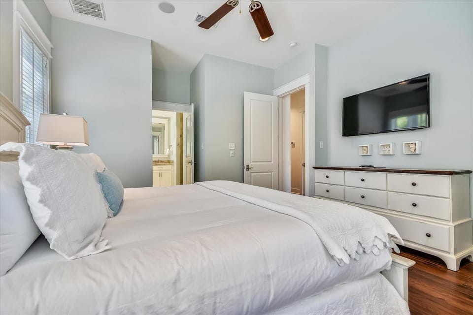 Bed, TV and multimedia, Bedroom