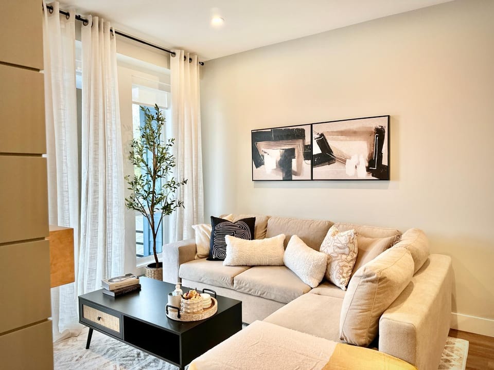 Dreamy Panoramic Lakeview 1 Bedroom plus Den Apartment in Harrison Hot Springs