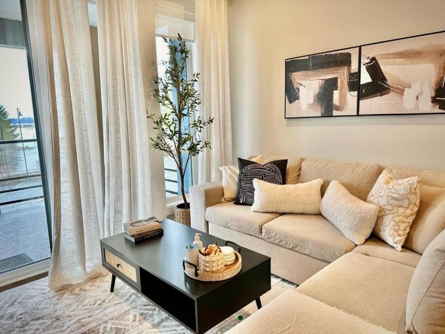 Dreamy Panoramic Lakeview 1 Bedroom plus Den Apartment in Harrison Hot Springs