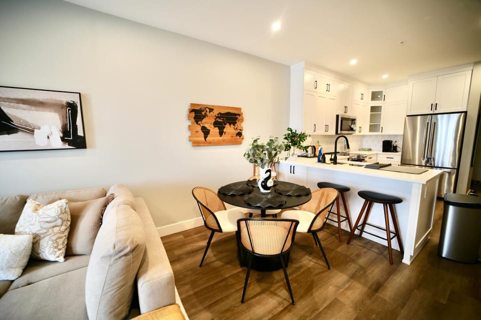 Dreamy Panoramic Lakeview 1 Bedroom plus Den Apartment in Harrison Hot Springs