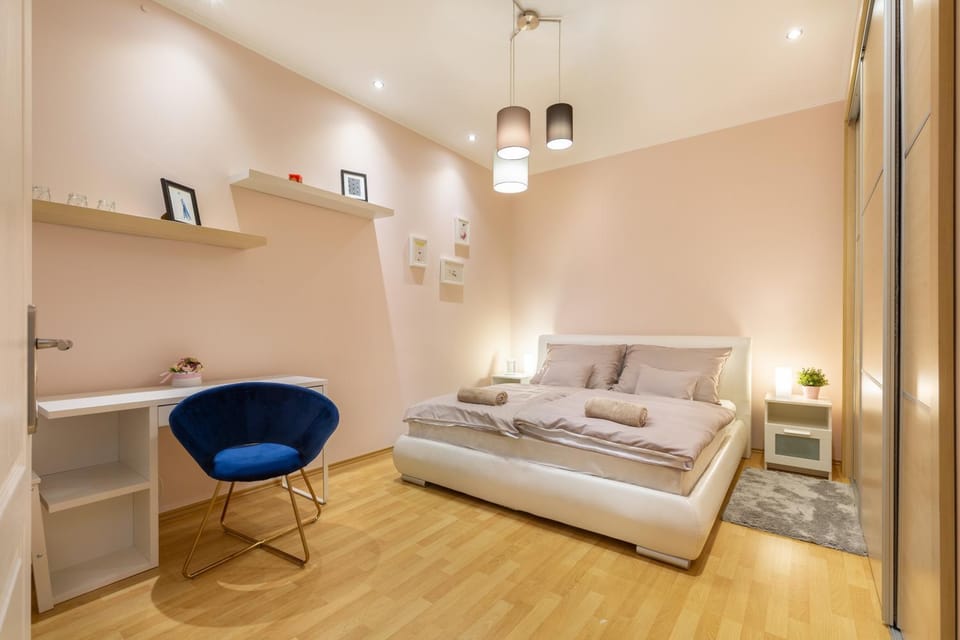 Bed, Seating area, Bedroom