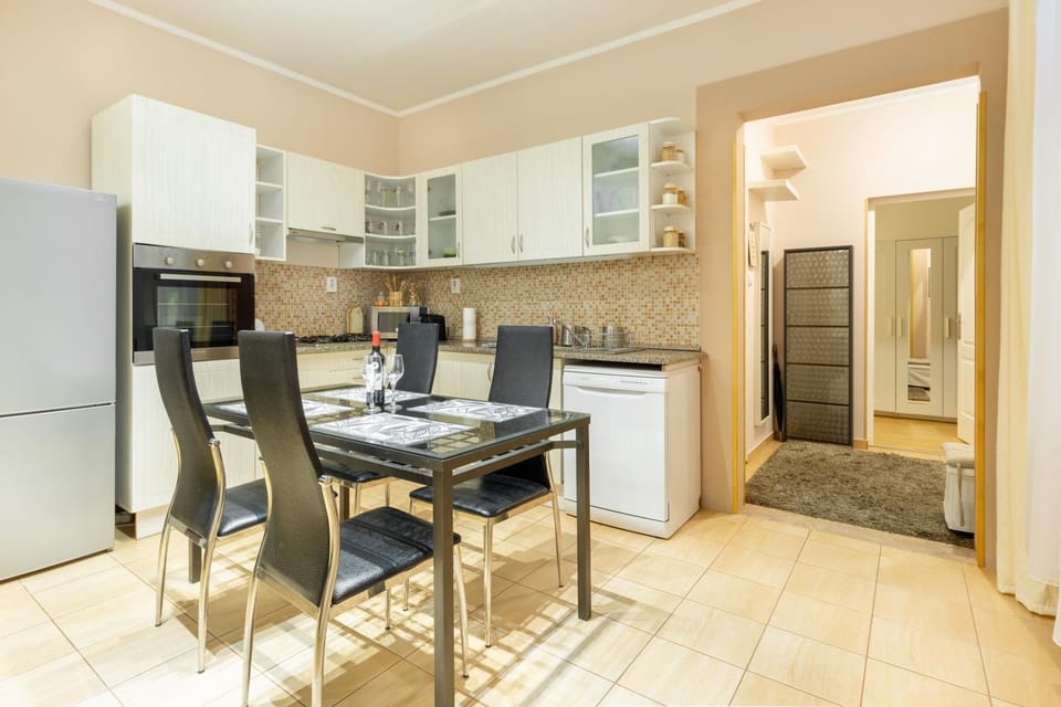 Kitchen or kitchenette, Dining area, dishwasher, minibar, pet friendly