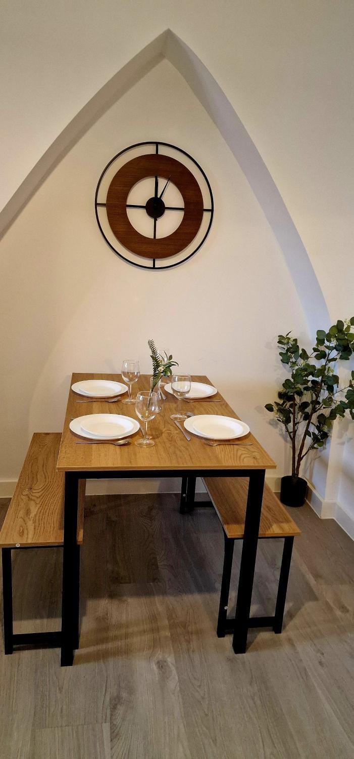 SuperValue Suite 10 - Fast WiFi, Hotel Linen, Keyless Entry, City only 10 Mins - BY PROPERTY PROMISE Apartment in Cardiff