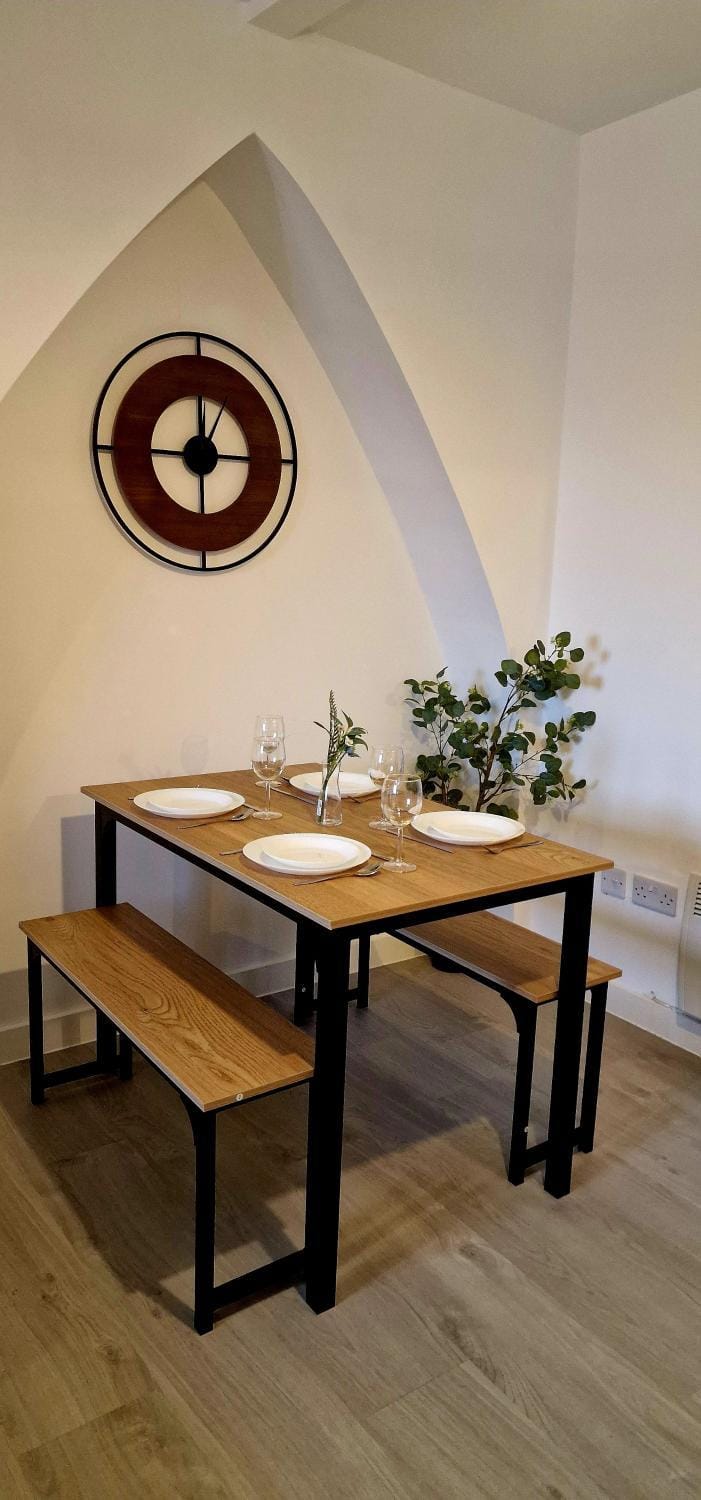 SuperValue Suite 10 - Fast WiFi, Hotel Linen, Keyless Entry, City only 10 Mins - BY PROPERTY PROMISE Apartment in Cardiff