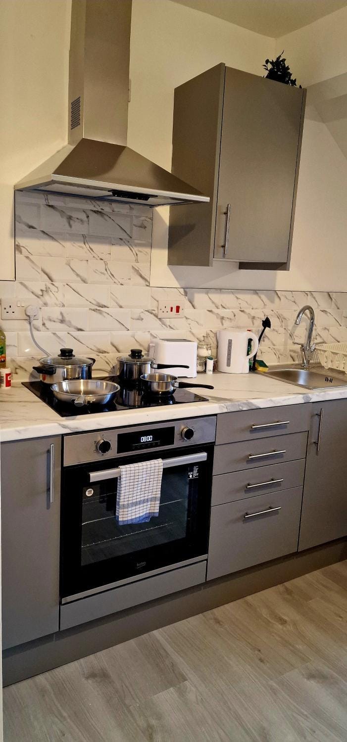 SuperValue Suite 10 - Fast WiFi, Hotel Linen, Keyless Entry, City only 10 Mins - BY PROPERTY PROMISE Apartment in Cardiff