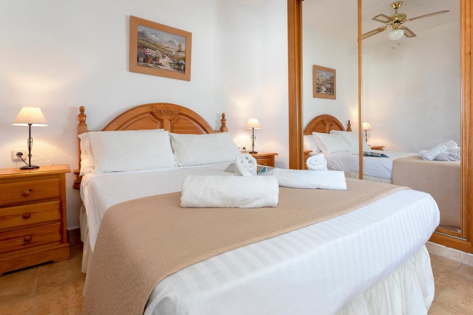 Bed, Photo of the whole room, Bedroom, towels