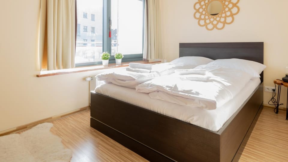 Bed, Bedroom, towels