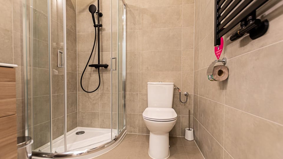 Shower, Toilet, Bathroom, towels