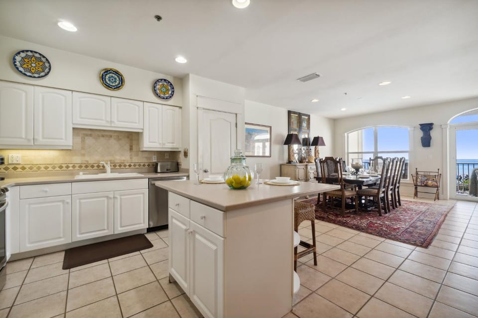 Seating area, kitchen