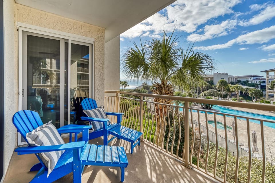 View (from property/room), Balcony/Terrace, Seating area, Swimming pool