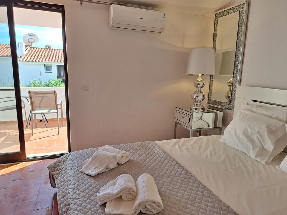 Bed, Bedroom, towels