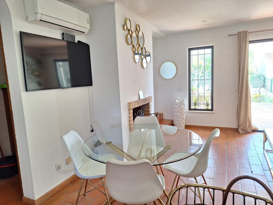 TV and multimedia, Living room, Dining area, air conditioner