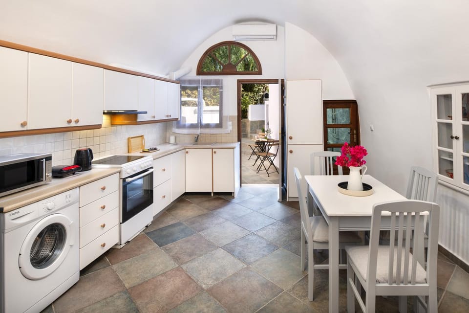 Dining area, minibar, pet friendly, stove, washing machine