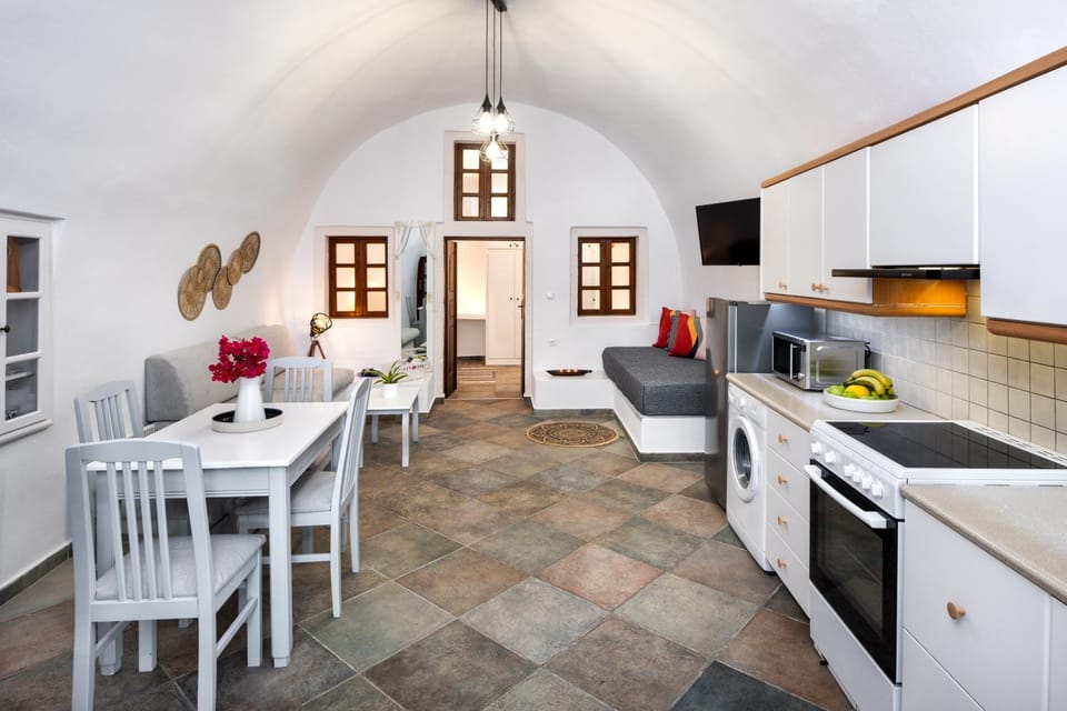 Dining area, minibar, pet friendly, stove