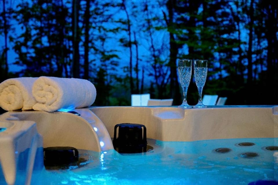 Chalet Peak Tremblant: Your Mountain Escape. House in Ontario
