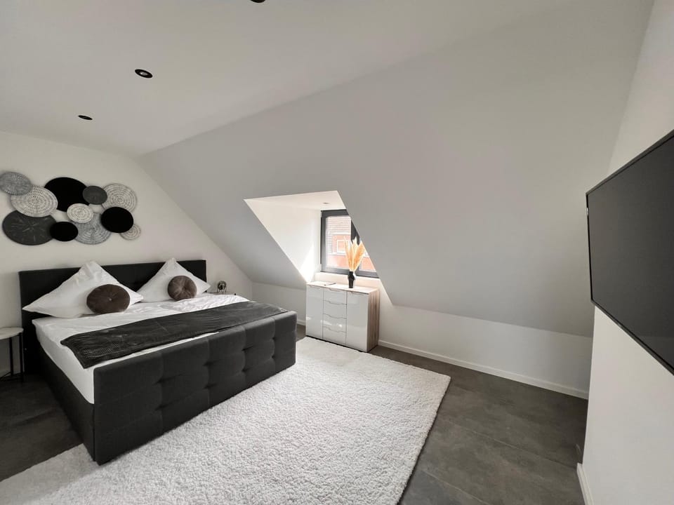Bed, TV and multimedia, Photo of the whole room, Bedroom