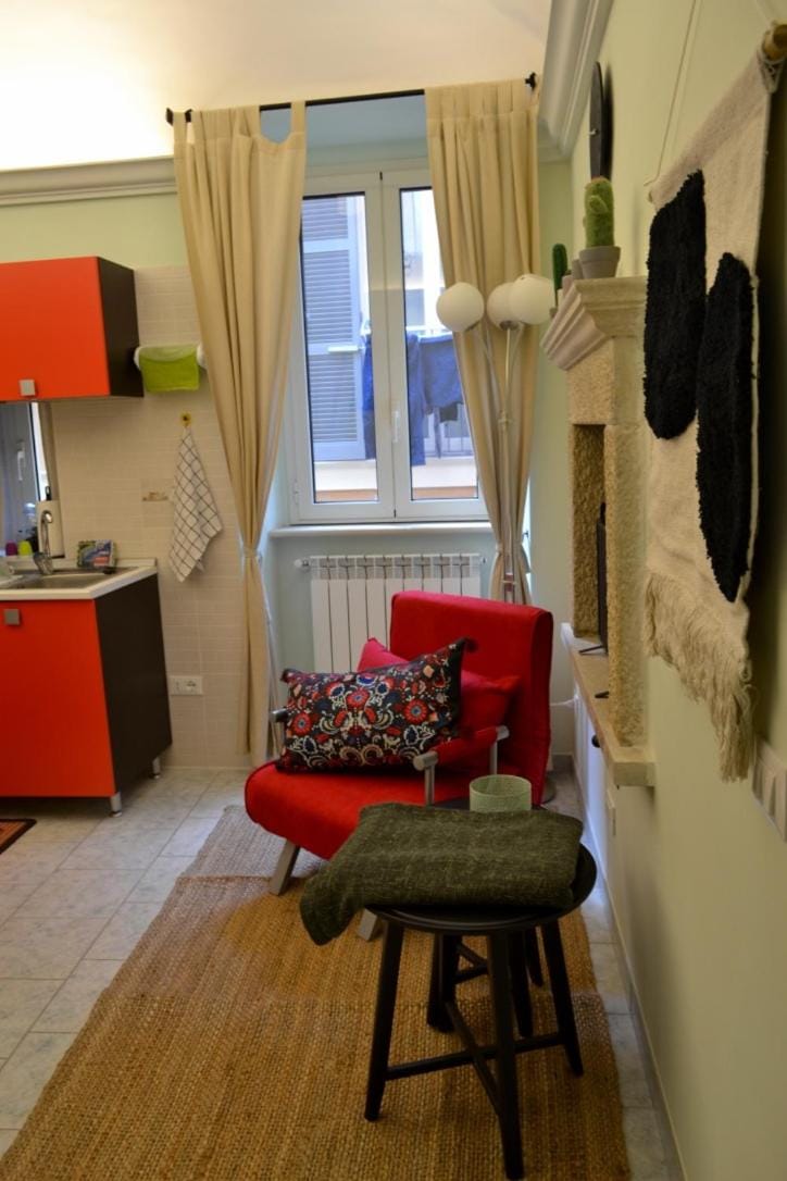 Kitchen or kitchenette, Living room, Seating area, Dining area, flat iron
