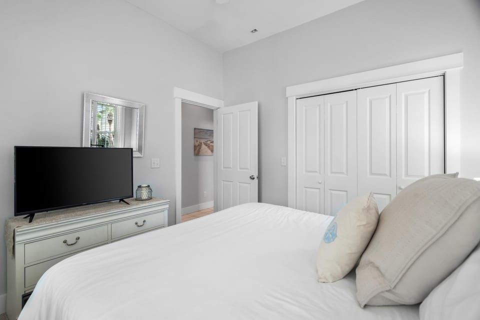 Bed, TV and multimedia, Bedroom