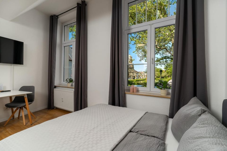 Communal lounge/ TV room, Bed, TV and multimedia, Seating area, Evening entertainment, Bedroom