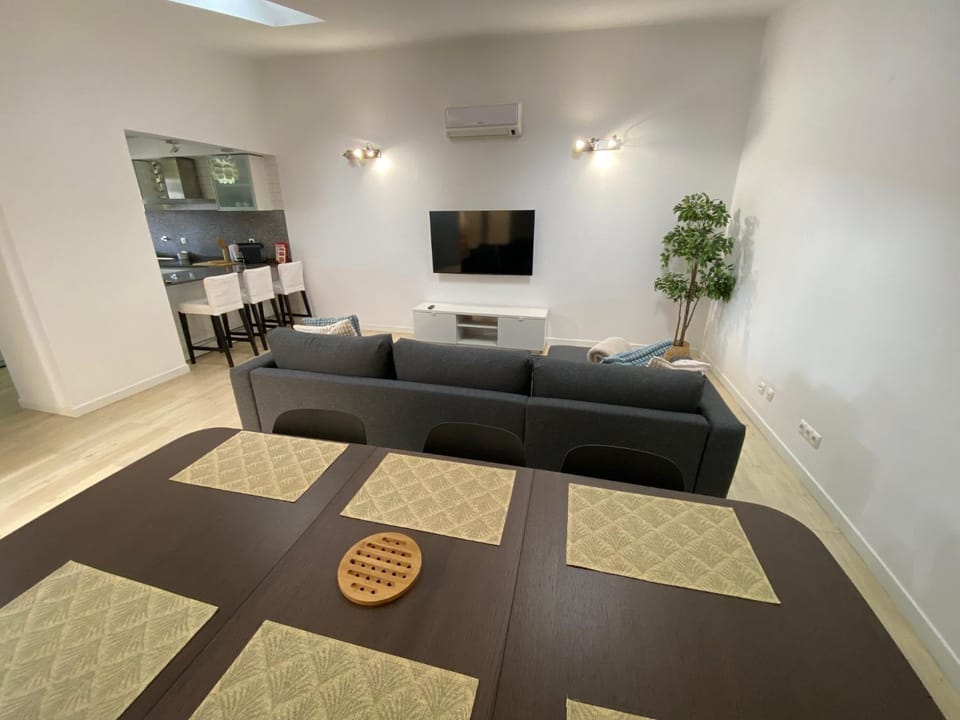 Communal lounge/ TV room, TV and multimedia, Living room, Dining area