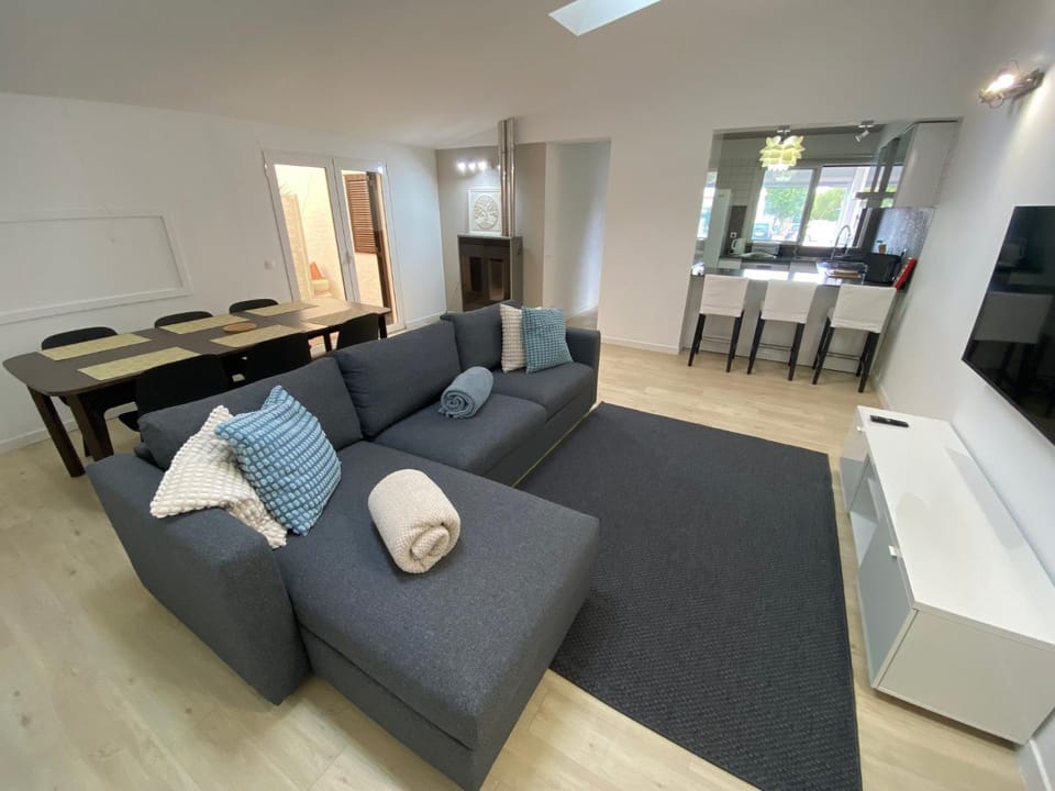 TV and multimedia, Living room, Dining area