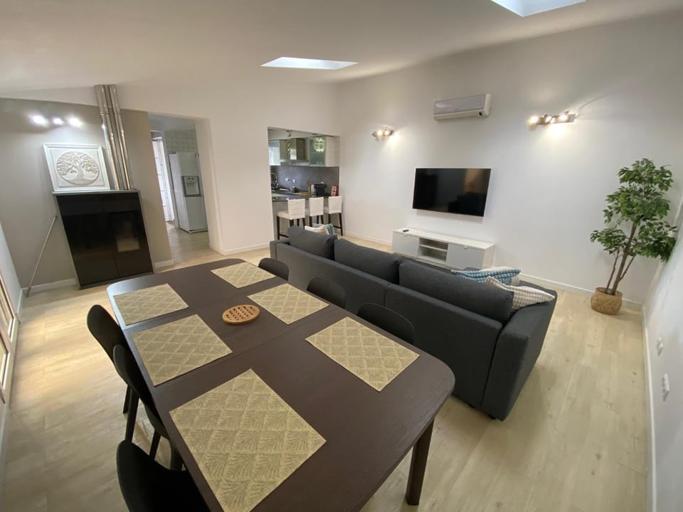 Communal lounge/ TV room, TV and multimedia, Living room, Dining area