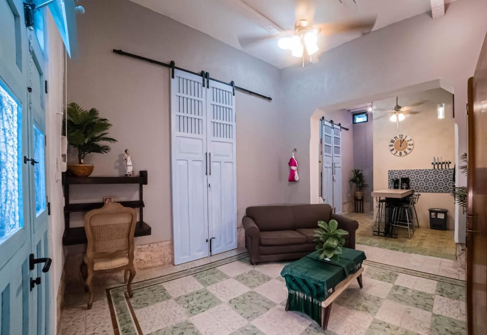 Living room, fireplace, oven
