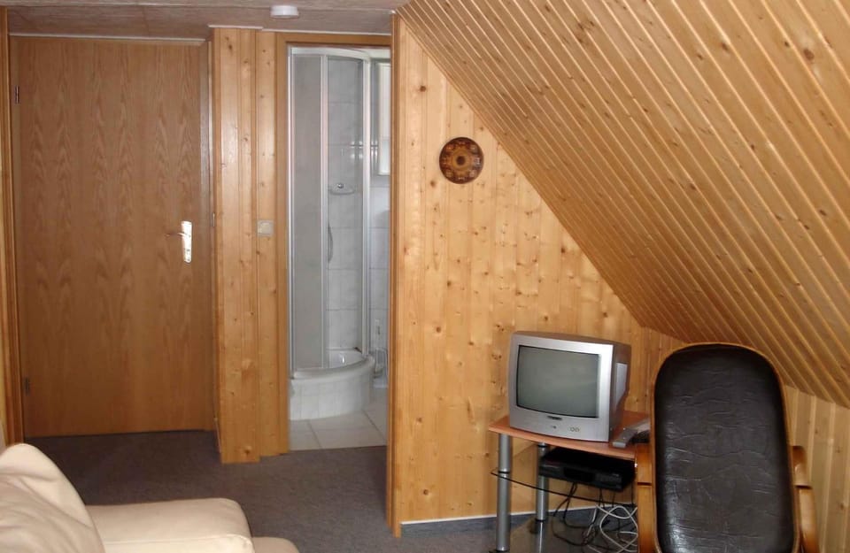 TV and multimedia, Seating area, Bedroom