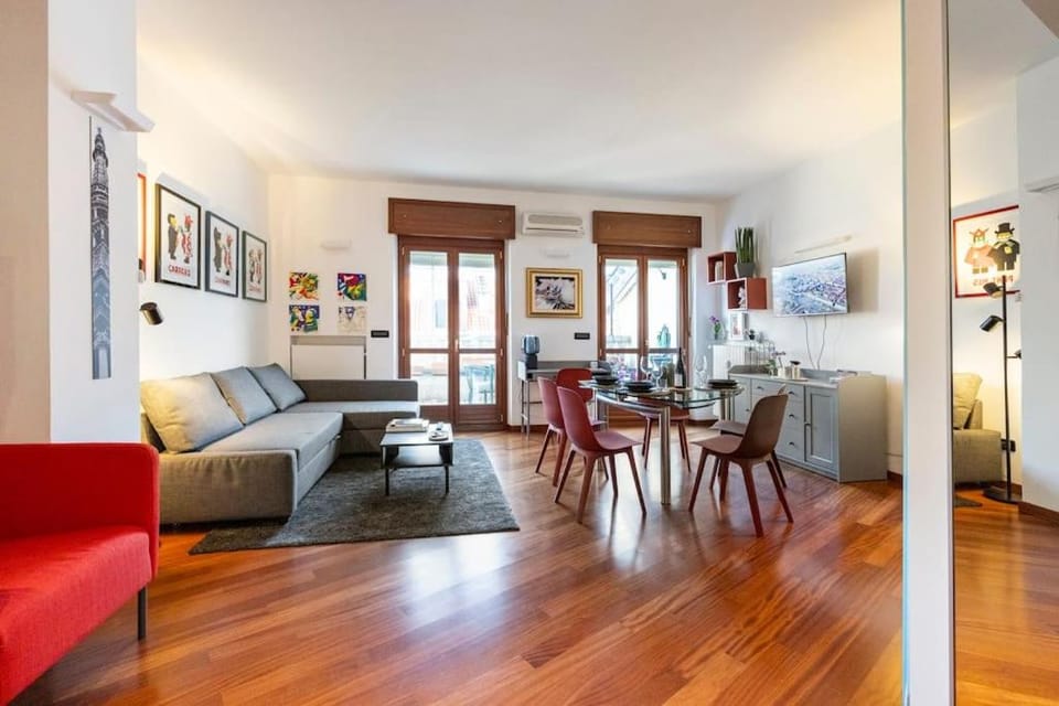 TV and multimedia, Living room, Seating area, Dining area