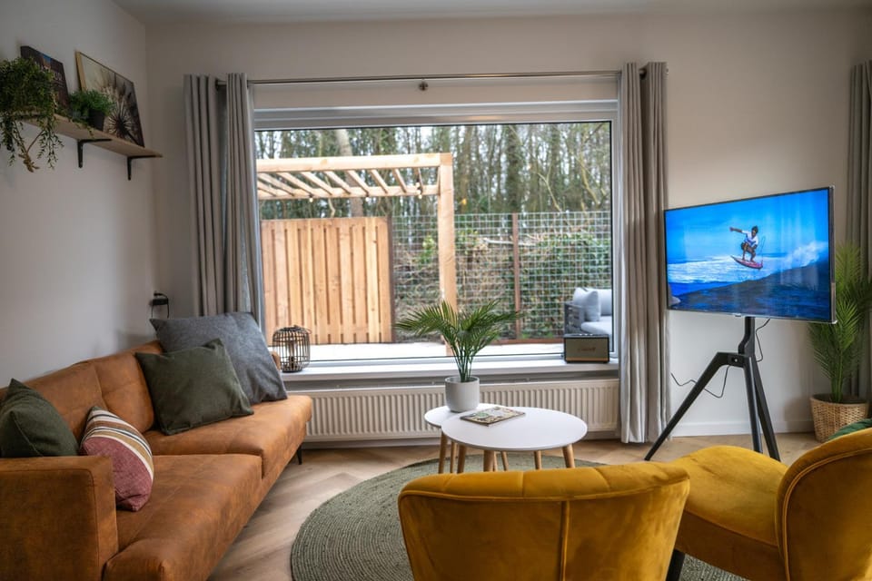 TV and multimedia, View (from property/room), Living room, Seating area, Entertainment