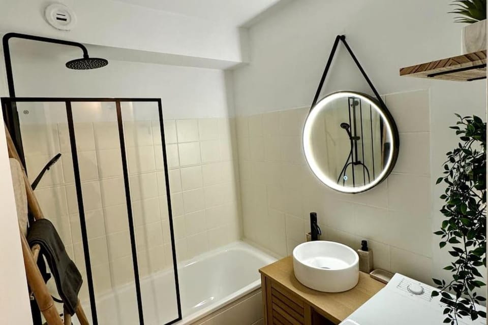 Bathroom, Bath, towels