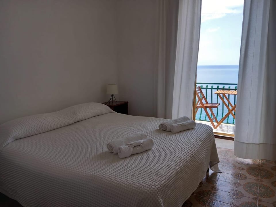 Bed, Natural landscape, View (from property/room), Balcony/Terrace, Photo of the whole room, Bedroom, Sea view, towels