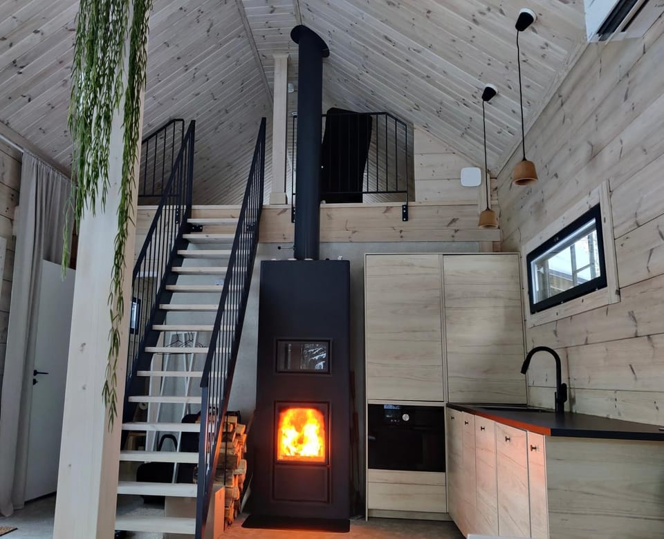 Kitchen or kitchenette, fireplace