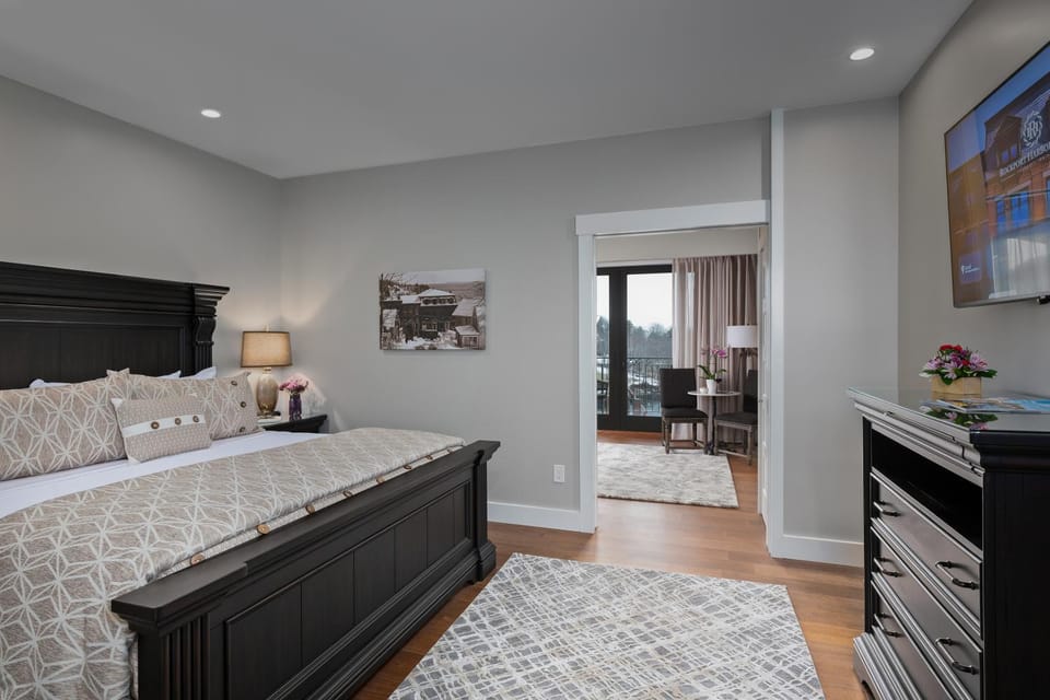 Bed, TV and multimedia, Bedroom