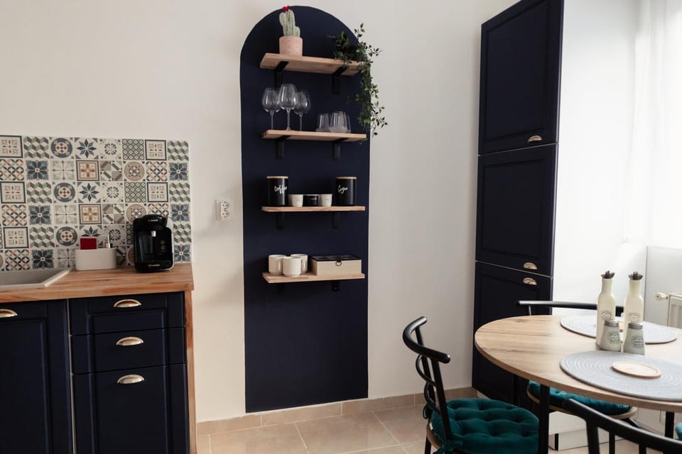 Coffee/tea facilities, Kitchen or kitchenette, Dining area