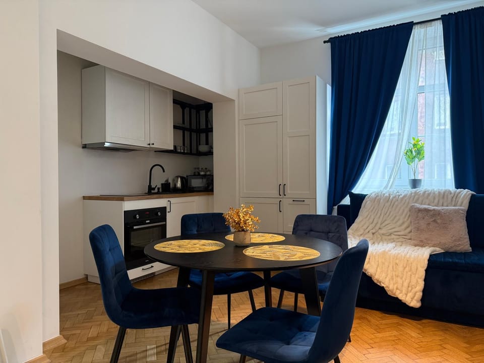Kitchen or kitchenette, Living room, Seating area, Dining area