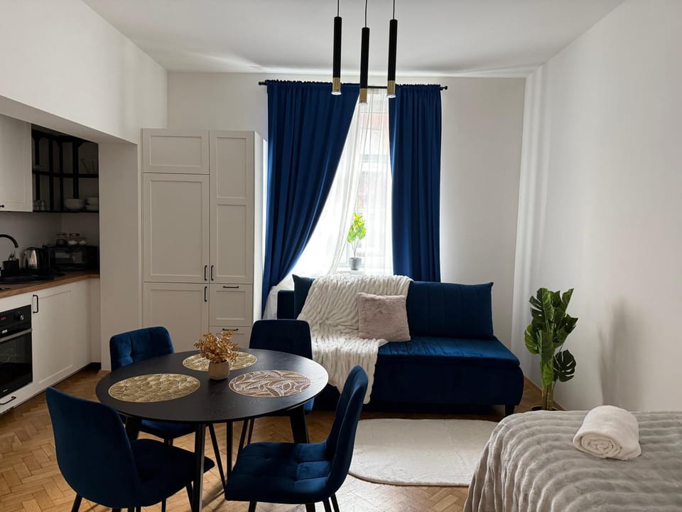 Bed, Living room, Photo of the whole room, Seating area, Bedroom