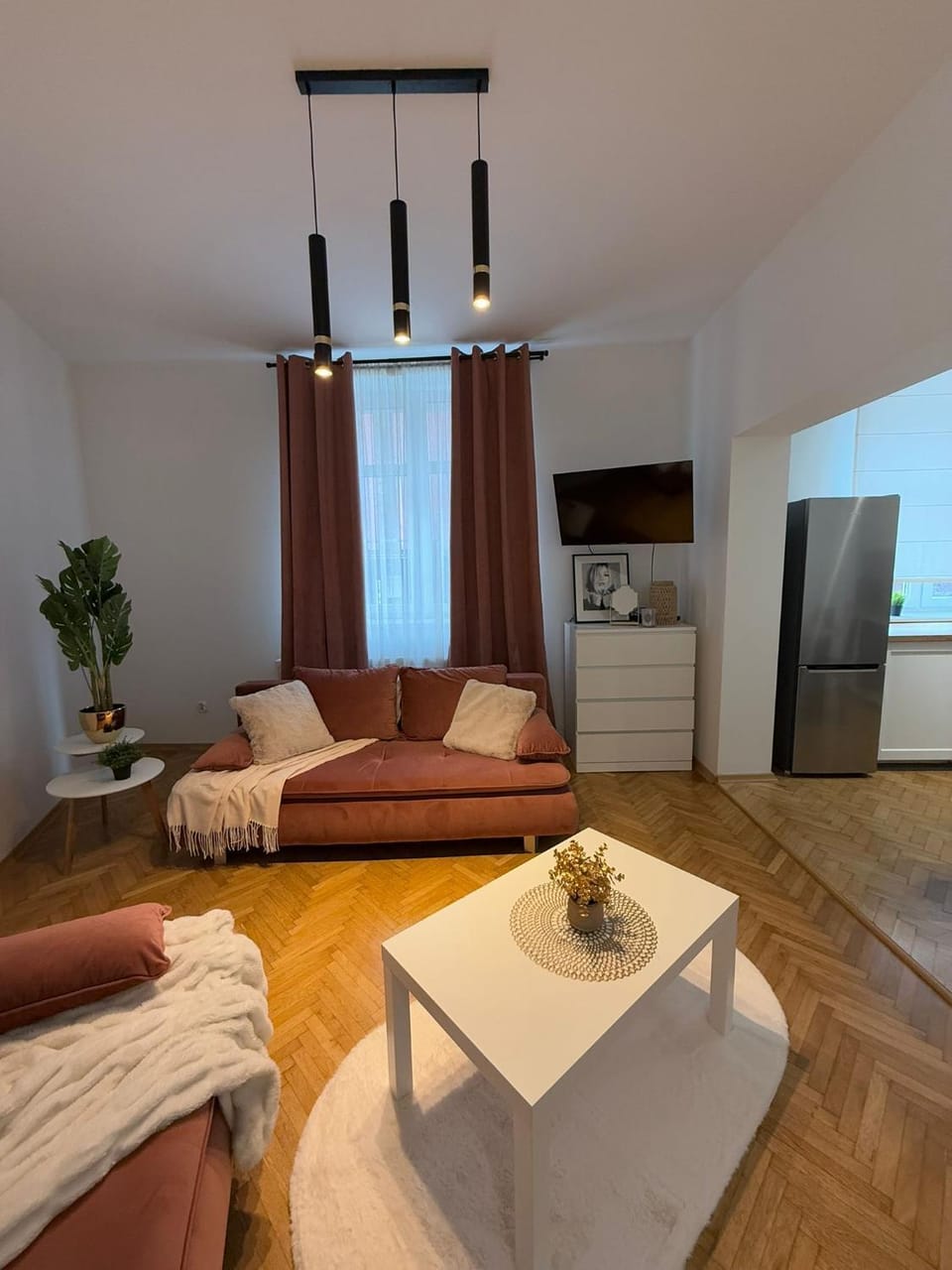 Bed, TV and multimedia, Living room, Photo of the whole room, Seating area, Bedroom