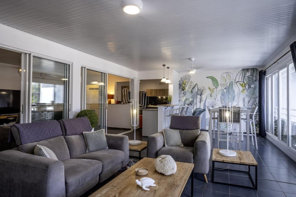 Living room, Seating area, Dining area