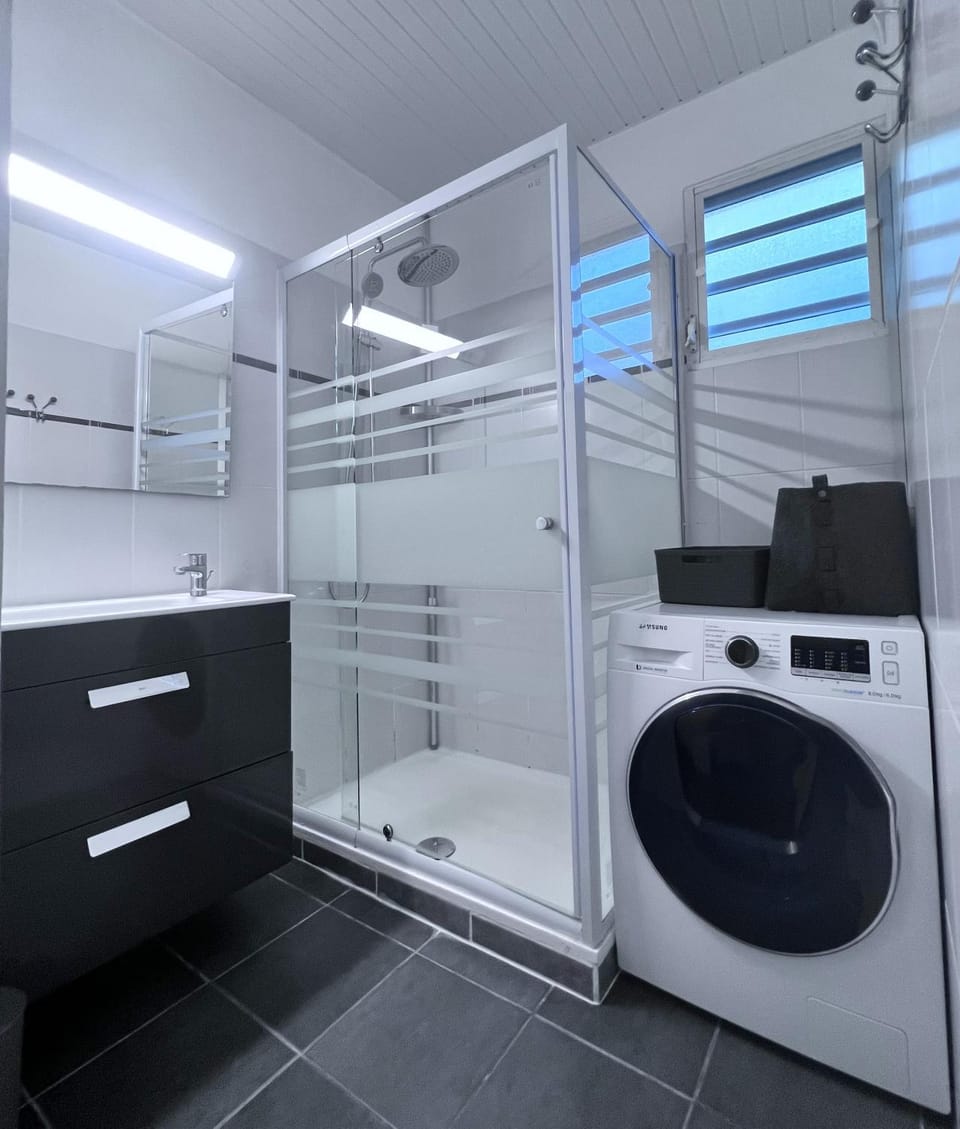 Shower, Bathroom, towels, washing machine, dryer