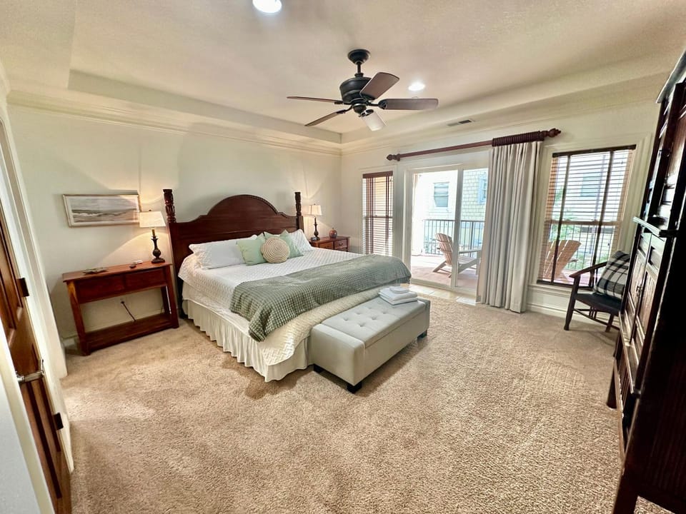 Bed, TV and multimedia, Photo of the whole room, Bedroom, fireplace