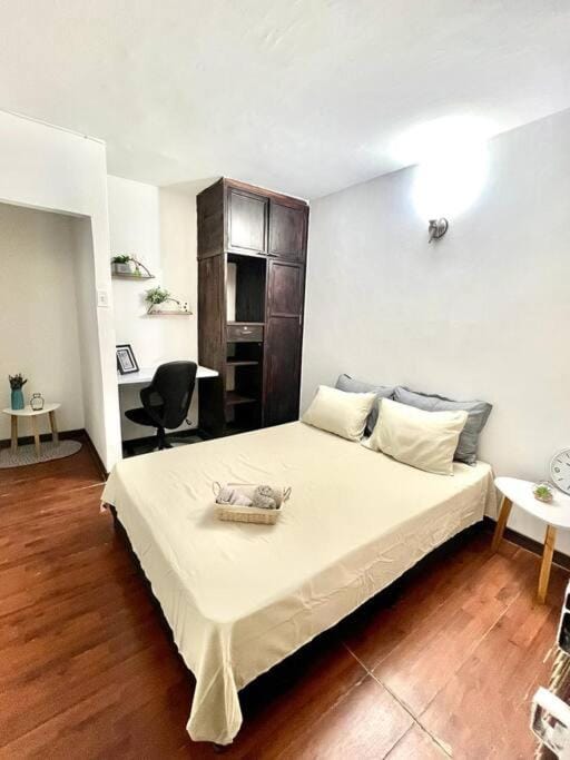 Bed, Photo of the whole room, Seating area, Bedroom, towels, wardrobe